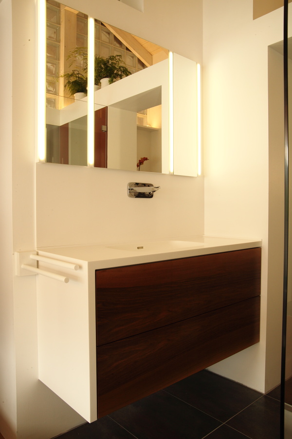 Mineralwerkstoff mit Nu&szlig;baum