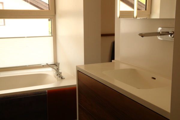 Waschtisch aus Mineralwerkstoff Fronten  in Nu&szlig;baum